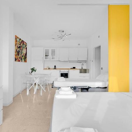 Yellow Flat Central Milan Exterior photo