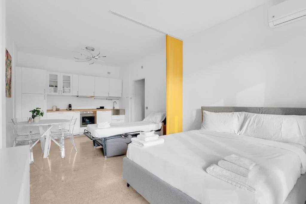 Yellow Flat Central Milan Exterior photo