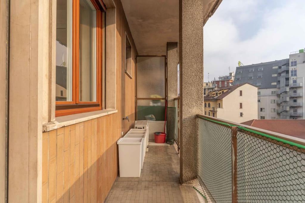 Yellow Flat Central Milan Exterior photo